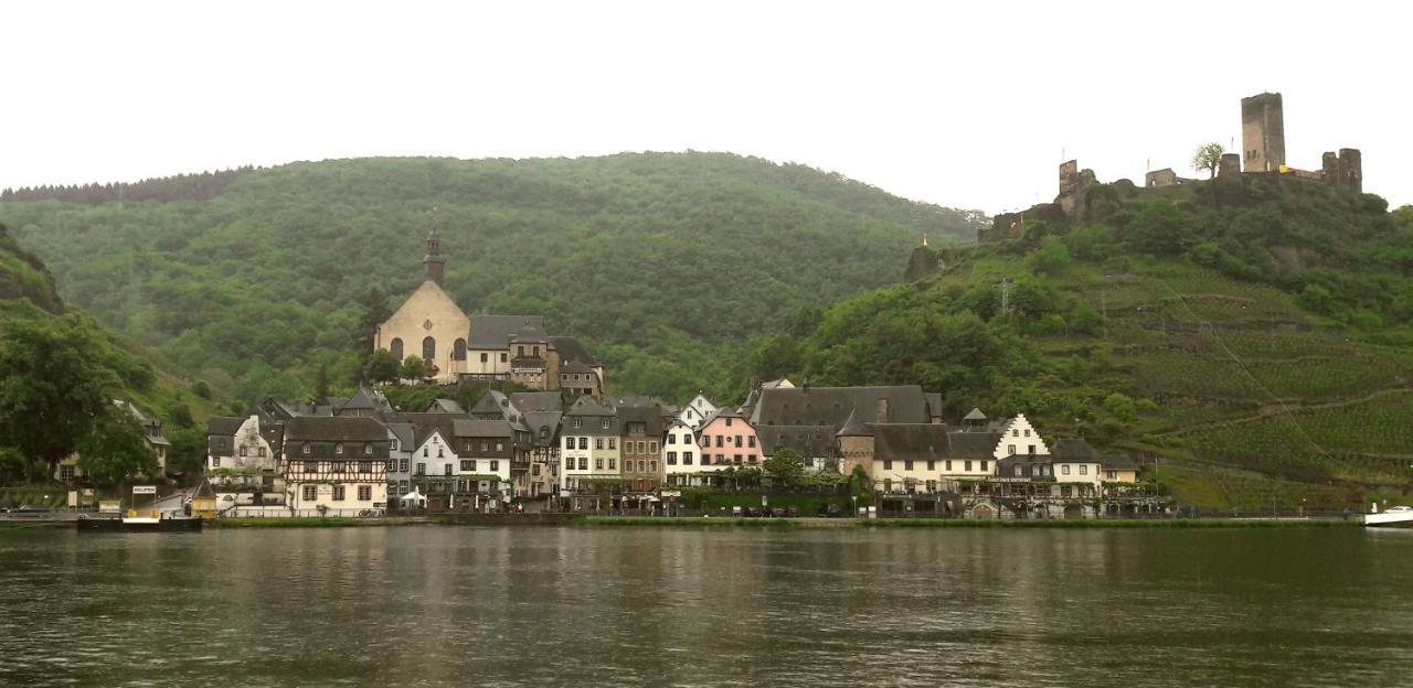 Gaestehaus Burgberg, Weinhaus Fries Kattenes エクステリア 写真