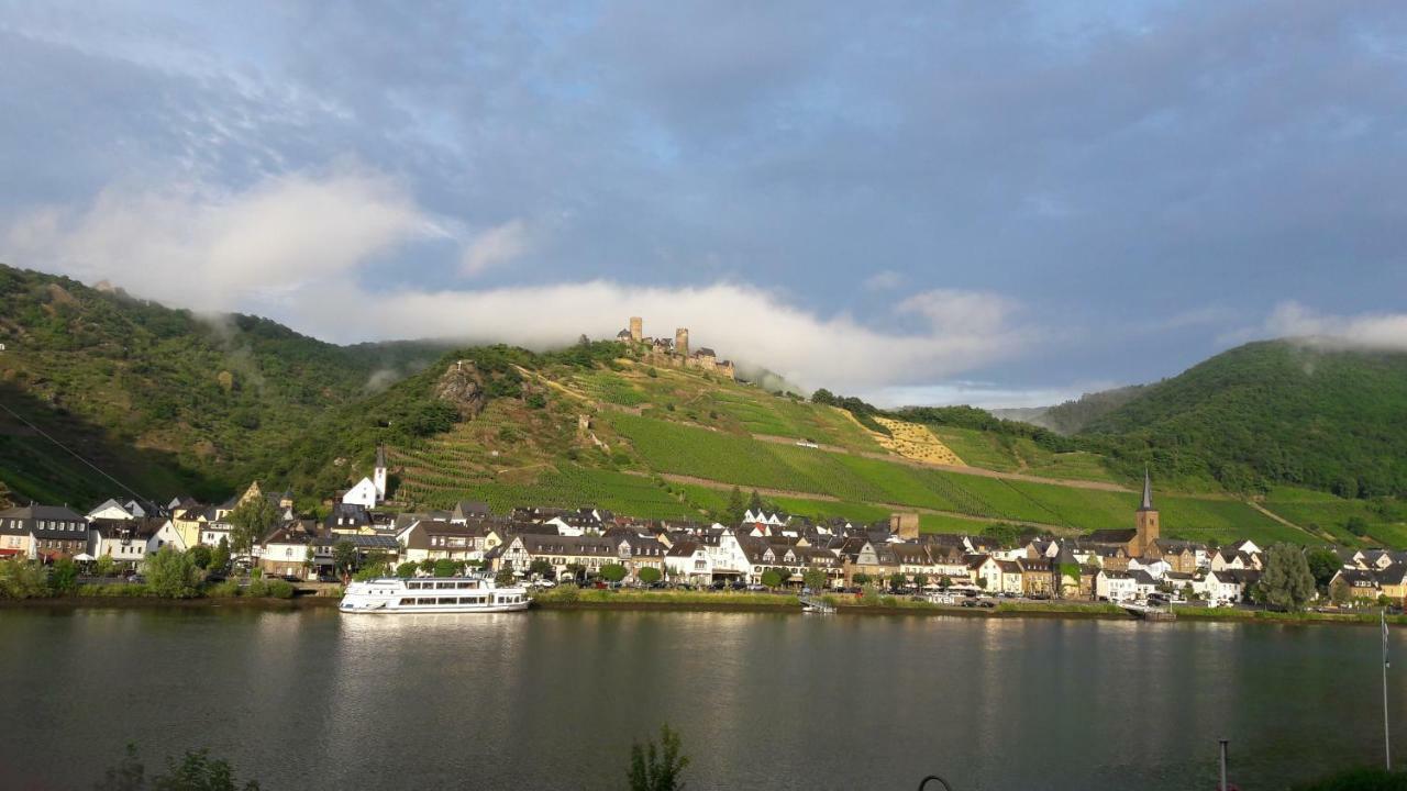 Gaestehaus Burgberg, Weinhaus Fries Kattenes エクステリア 写真